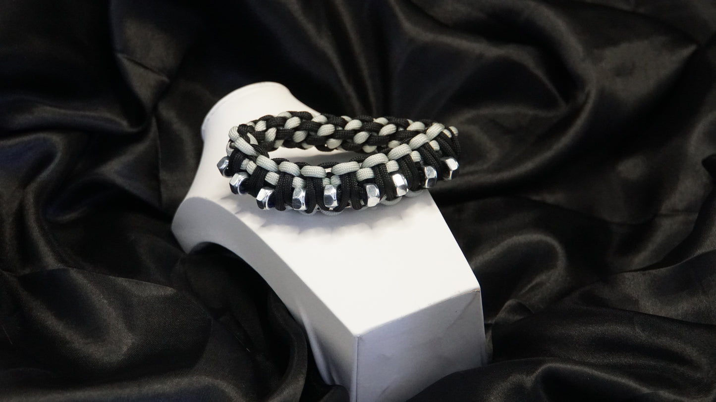 "DOLORES" KNUCKLE DUSTER NOIR ET BLANC PARACORDE