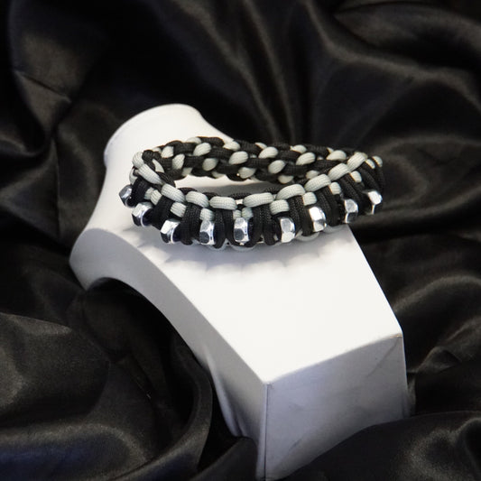 "DOLORES" KNUCKLE DUSTER NOIR ET BLANC PARACORDE